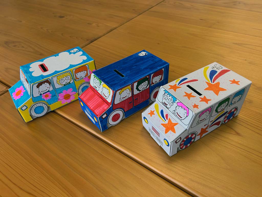 小学生向け講座で作った乗り物の形の貯金箱